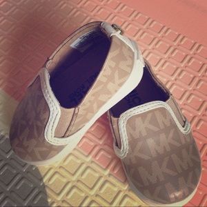 MICHAEL Michael Kors 'Ivy Alli' Crib Shoe in Camel